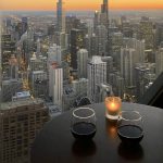 Deux verres de vin sur une table avec vue sur la ville de Chicago.