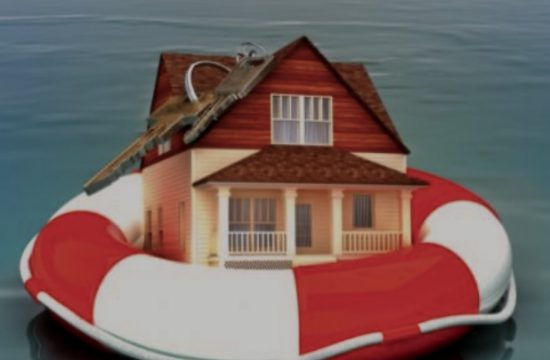 Une maison flottante dans l'eau avec une bouée de sauvetage.