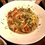 Une assiette blanche avec des spaghettis et de la viande dessus au Luciano Ristorante.