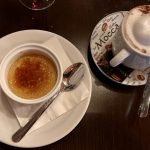 Une tasse de café et une tasse de crème brûlée de Luciano Ristorante, ajoutant un charme italien à la délicieuse expérience de Verdun.