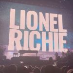 Lionel Richie se produit lors d'un concert électrisant.