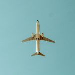 Lors de la Journée nationale des vols bon marché, un avion survole le ciel bleu éclatant.