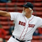 Un lanceur des Red Sox, Bill Lee, lance une balle sur un terrain de baseball.