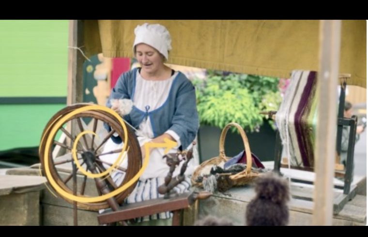 Au Marché public - Pointe-à-Callière, une femme manie habilement un rouet.
