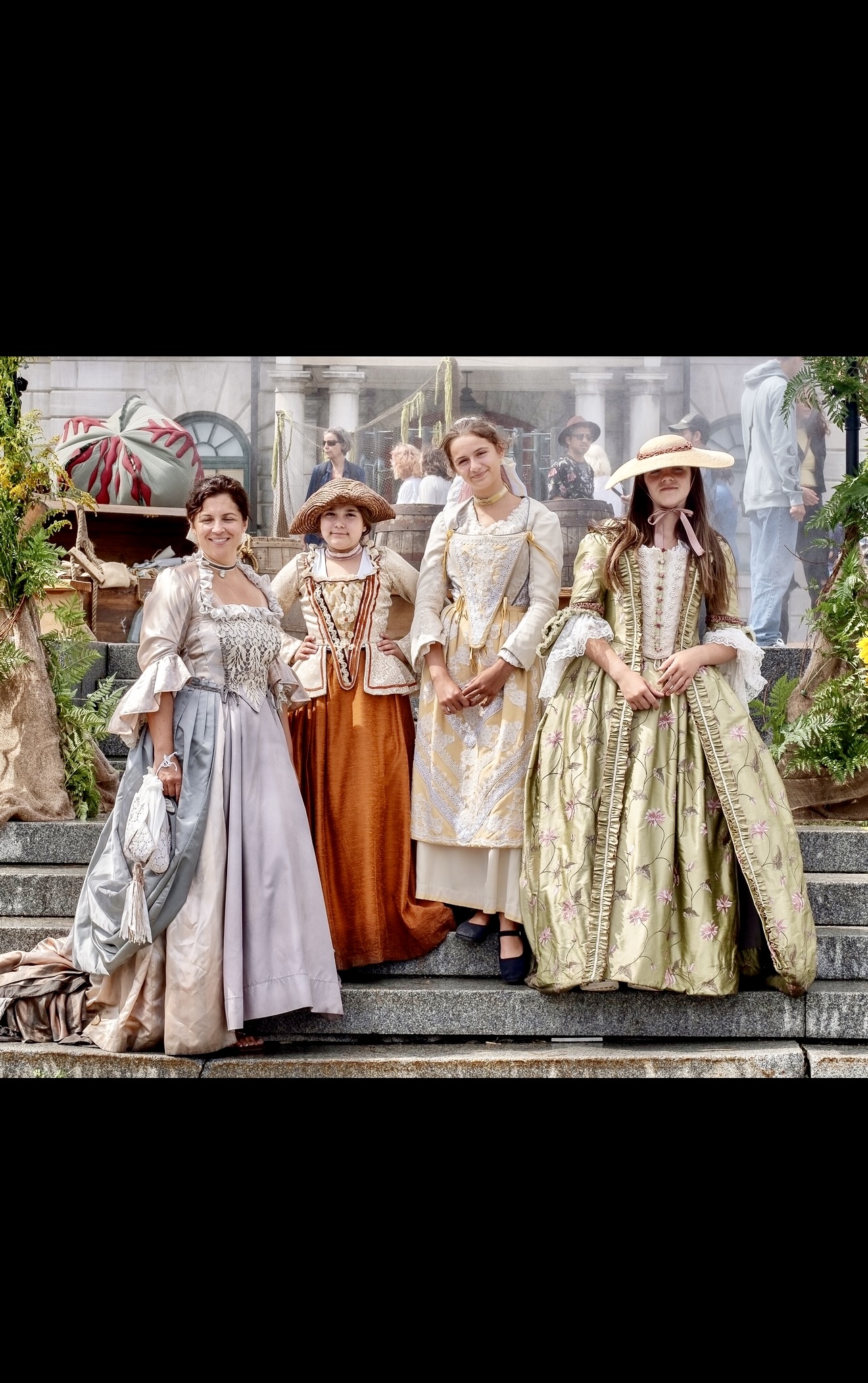 Un groupe de femmes vêtues de costumes de la Renaissance mettant en valeur des vêtements culturels.