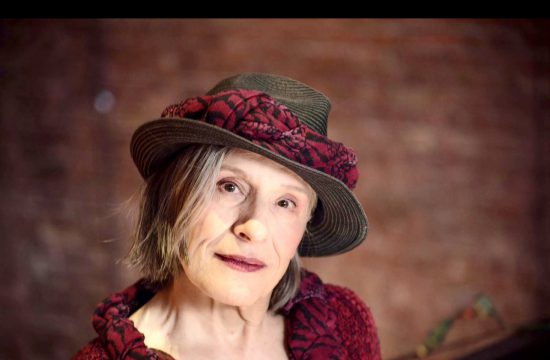 Martine Graffi, poète, coiffée d'un chapeau.