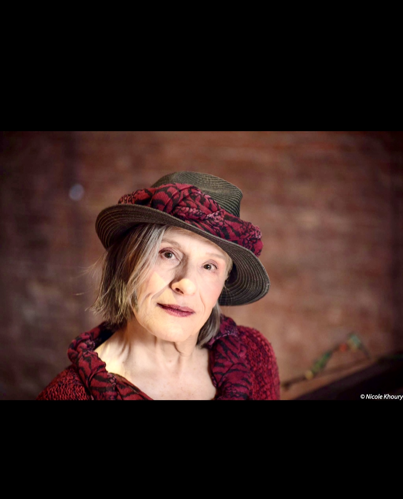 Martine Graffi, poète, coiffée d'un chapeau.