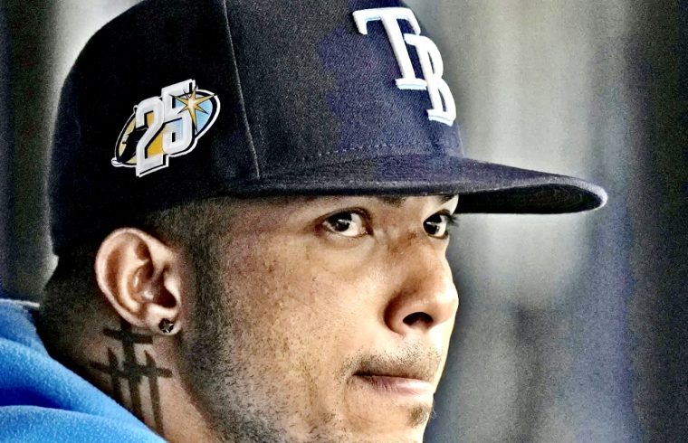 Wander Franco, un joueur de baseball portant une casquette bleue, a été suspendu.