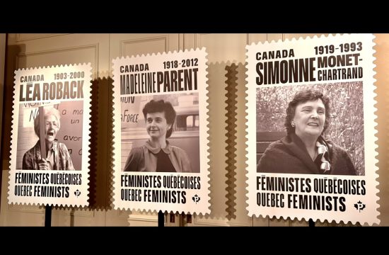 Trois timbres représentant 3 féministes québécoises sont affichés sur un mur.