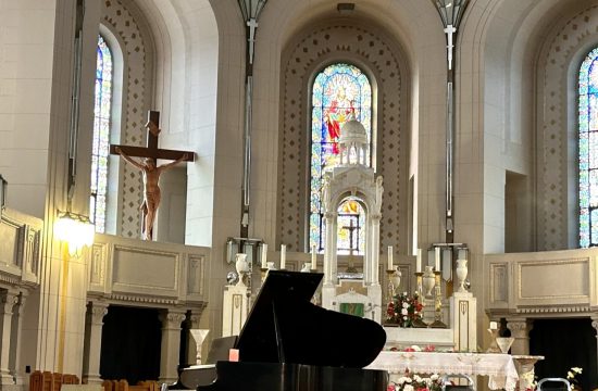 Un piano à queue dans une église aux vitraux respire Les heures exquises.