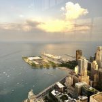Une vue imprenable sur la ville depuis le haut d'un immeuble de Chicago.