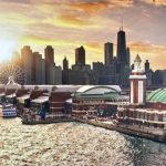 Une image de l'horizon de Chicago avec un bateau en arrière-plan mettant en valeur la beauté de la ville de Chicago.
