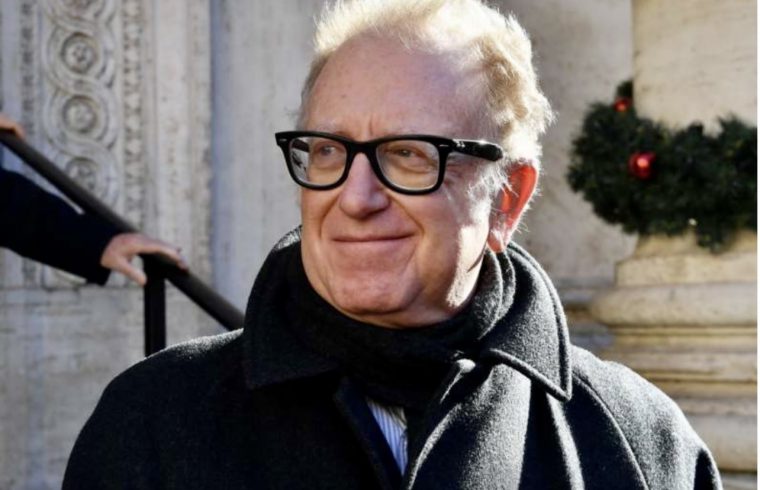 Valerio Magrelli, un homme plus âgé portant des lunettes et un manteau, se souvient de son ex-fance.