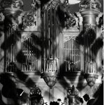 Une photo en noir et blanc d'un orgue dans une église à Strasbourg, capturant l'essence d'un voyage musical.