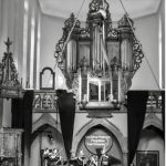 Une photo en noir et blanc d'un orgue de l'église de Strasbourg, capturant l'essence musicale d'un voyage.
