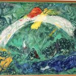 Un tableau de Chagall représentant un arc-en-ciel au milieu d'un champ vert, situé en plein cœur de Nice.