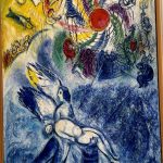 Une peinture de Chagall représentant une femme avec un oiseau dans un cadre.