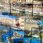 Une exposition de cartes postales capturant la douceur de vivre de Cassis avec une vue imprenable sur la mer.