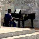 Un homme jouant du piano à Lucca.