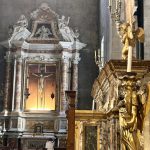 Église de la ville natale de Puccini à Lucques avec un autel et des statues dorées.