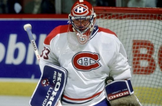 Le gardien des Canadiens de Montréal, Patrick Roy, est prêt à réaliser un arrêt et à être immortalisé !