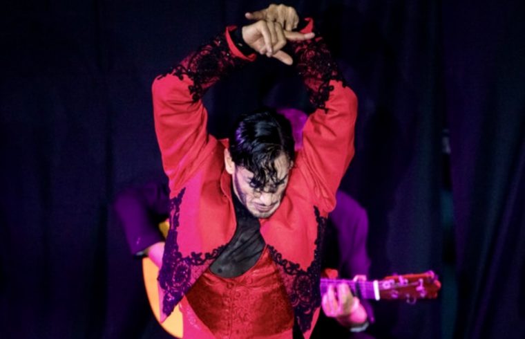 Un homme authentique en costume rouge interprète du flamenco.