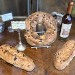 Lucca propose une présentation de pain et de vin disposée avec goût sur une table pour votre plaisir.