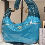 Un sac à main bleu Lucca exposé dans un magasin.