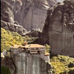 Un monastère se trouve au sommet d'une falaise en Grèce.