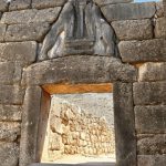 La Grèce : inoubliable et fascinante ! Au seuil d'un bâtiment en pierre se dresse une statue de lion.
