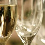 Un groupe de coupes de champagne du Salon des vins d'importation privée sont alignées sur une table.