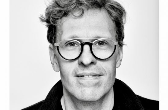 Une photo en noir et blanc d'un homme portant des lunettes nommé Stéphane Despatie.