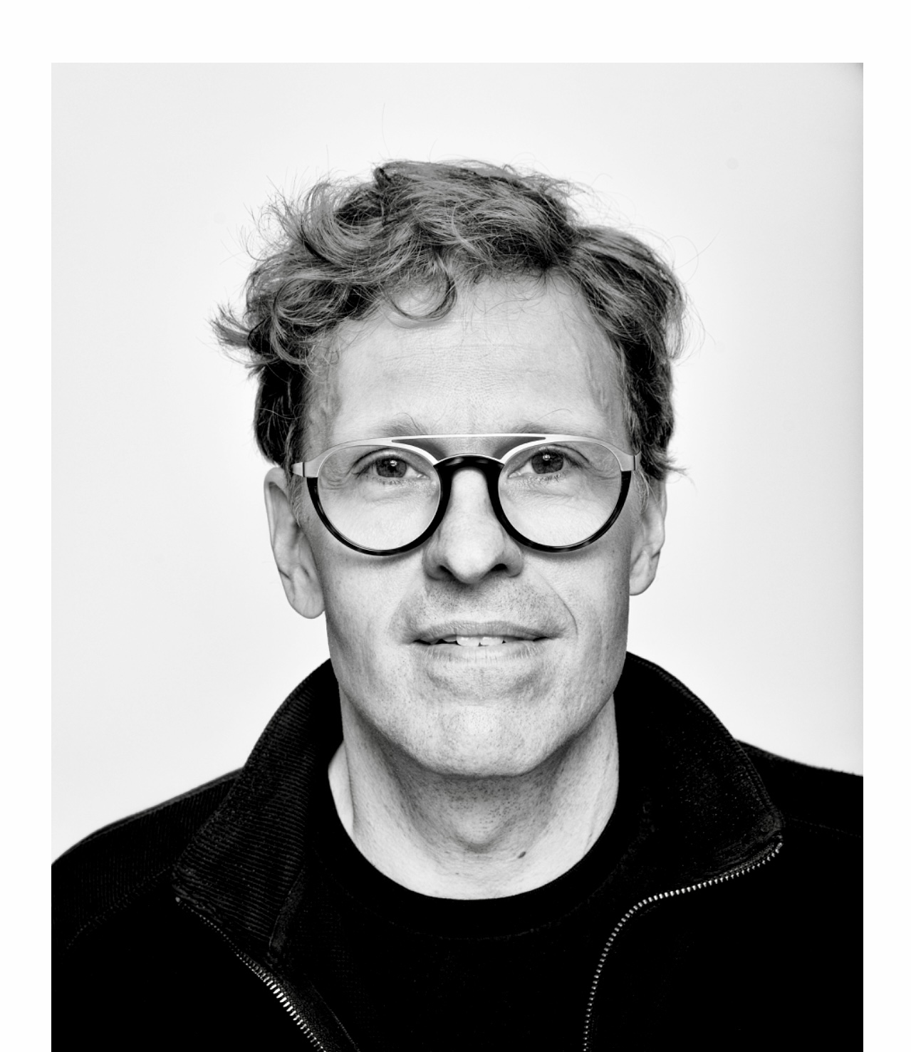 Une photo en noir et blanc d'un homme portant des lunettes nommé Stéphane Despatie.