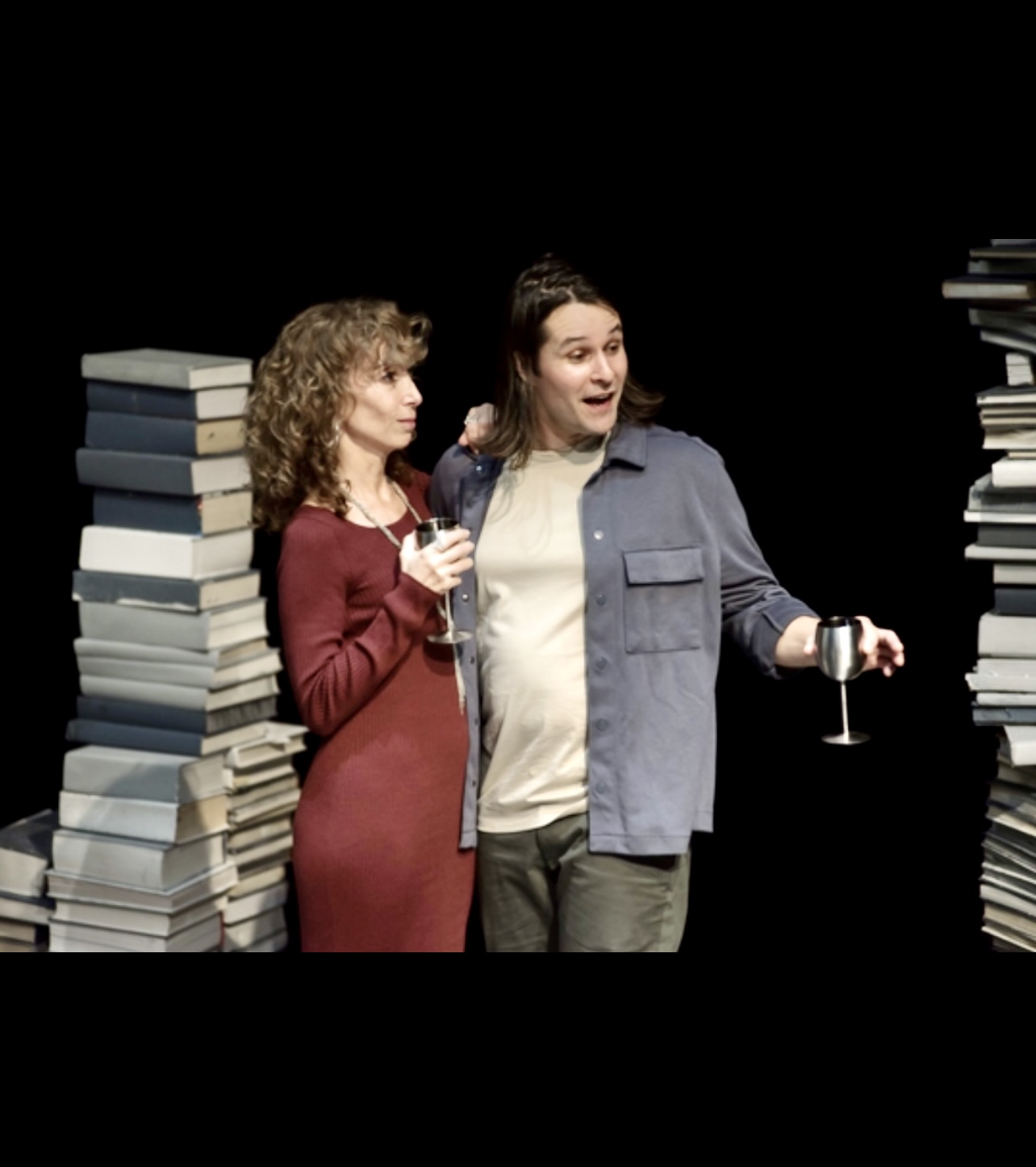 Un homme et une femme entourés de piles de livres alterNATIVES au Centaure.