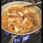 "Une délicieuse poêle de crevettes mijotées dans une sauce savoureuse sur une cuisinière.