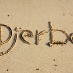La Tunisie au Salon tourisme et voyage, avec le mot "derba" écrit dans le sable.