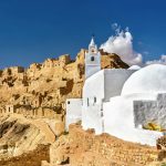 La Tunisie au Salon tourisme et voyage présente une église blanche perchée au sommet d'une falaise.
