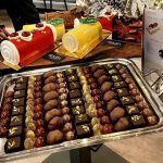 Un plateau de chocolats orné des divines bûches de Noël de Faure exposées dans un magasin.