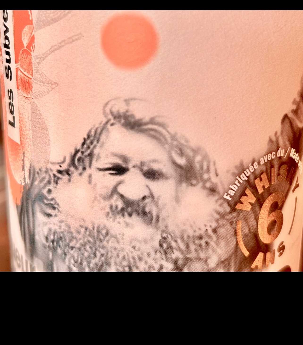 Une bouteille de Liqueur d'orange représentant une photo du Grand Antonio, un homme barbu.