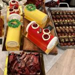 Une exposition de gâteaux et pâtisseries divines bûches de Noël de Faure sur une table.