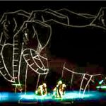 Une performance fascinante d’éléphants sur scène la nuit, inspirée du « Livre de la jungle d’Akram Khan ».