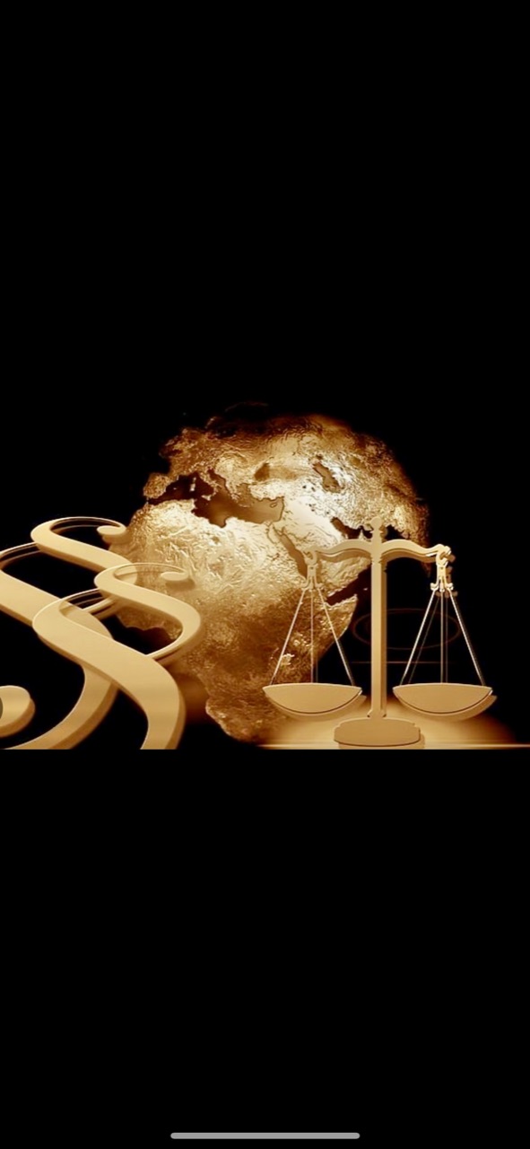 Une image d’une balance en or surmontée d’un globe, représentant la réglementation mondiale des crypto-monnaies.