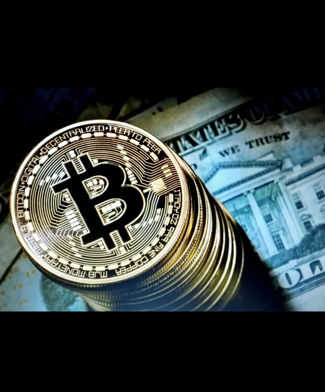 Un bitcoin trône au sommet d’un billet d’un dollar, symbolisant l’intersection des cryptomonnaies et de l’accès aux services bancaires.