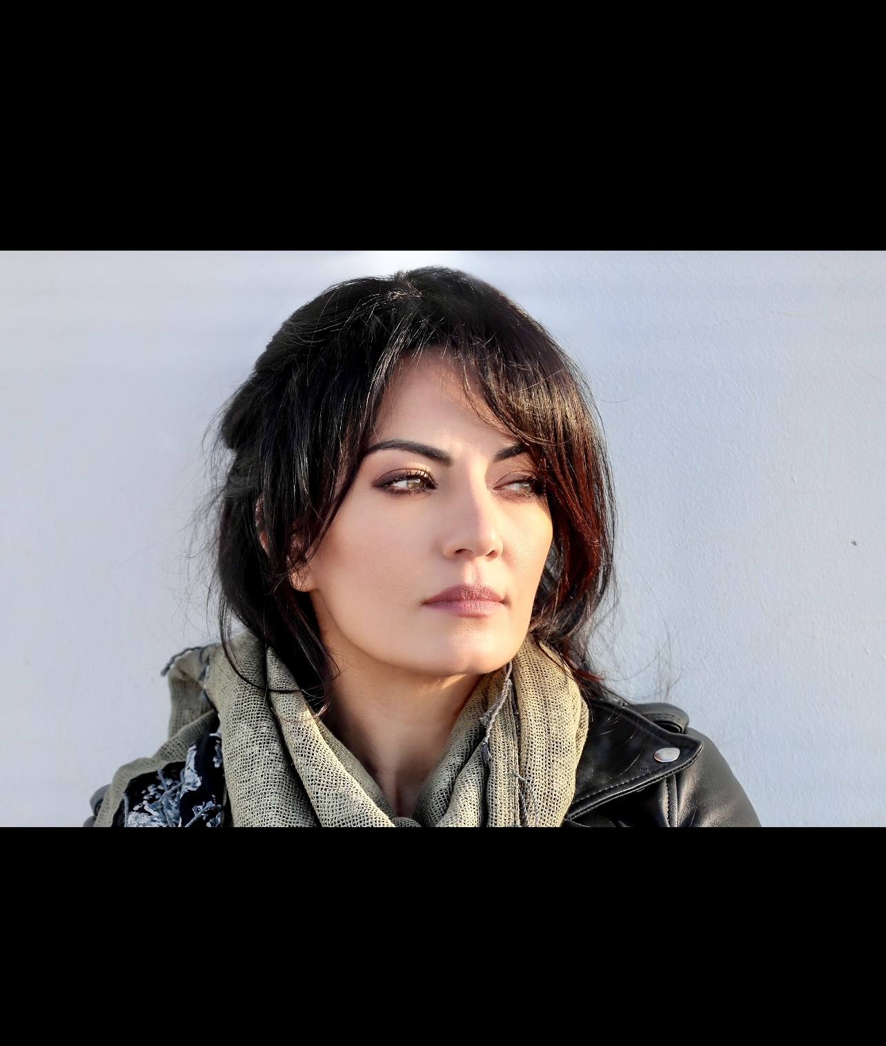 Entretien avec la réalisatrice Maryam Touzani, une femme portant une veste en cuir et un foulard.