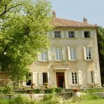Une grande maison entourée d'un vaste terrain verdoyant, agrémenté de deux excellents vignobles produisant des vins des Côtes-du-Rhône.