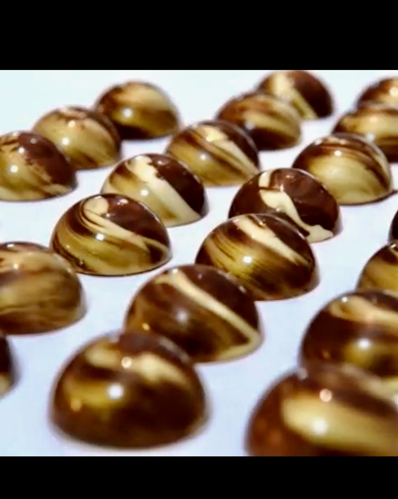 Les chocolats décadents de Joane L'Heureux aux tourbillons blancs et bruns.