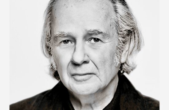 Une photo en noir et blanc de Pierre Ouellet, un homme plus âgé à l'expression mélancolique.