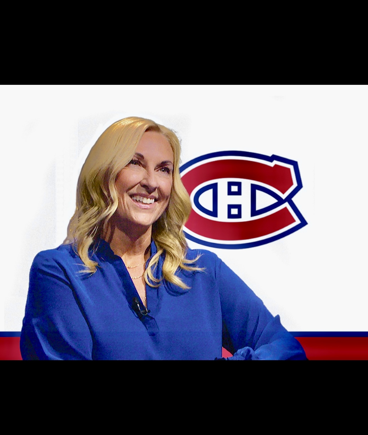 Une femme souriante devant un logo des Canadiens de Montréal, représentant fièrement Le Canadien.