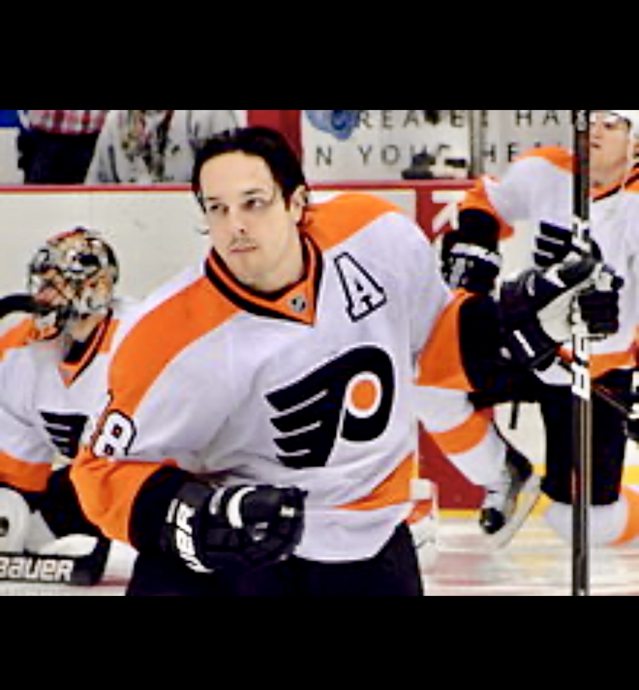 Daniel Brière, joueur des Flyers de Philadelphie, portant un uniforme orange et blanc.