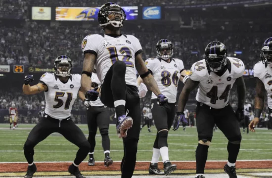 Les Ravens de Baltimore célèbrent leur victoire au Super Bowl sur le terrain.